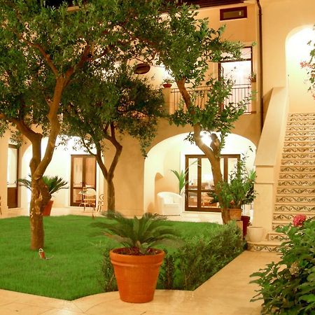 L' Antico Cortile Hotel Caserta Bagian luar foto
