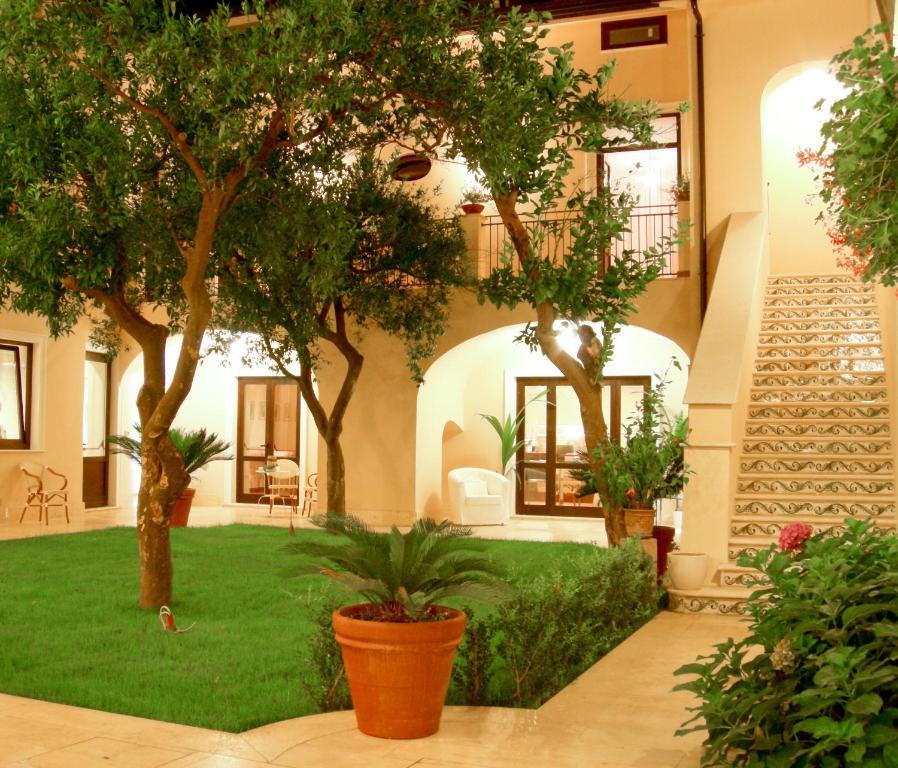 L' Antico Cortile Hotel Caserta Bagian luar foto