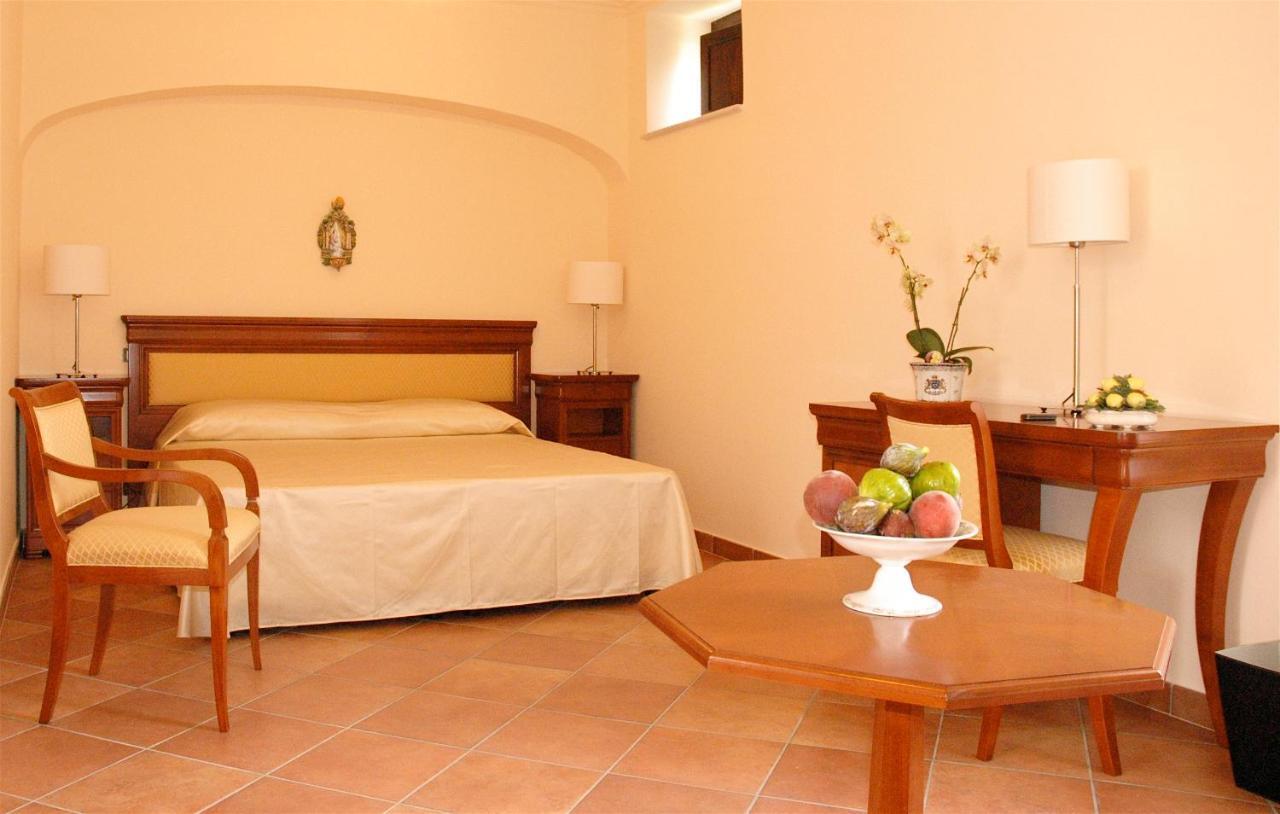 L' Antico Cortile Hotel Caserta Bagian luar foto